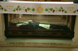 루체라의 성 프란치스코 안토니오 파사니의 무덤.jpg
